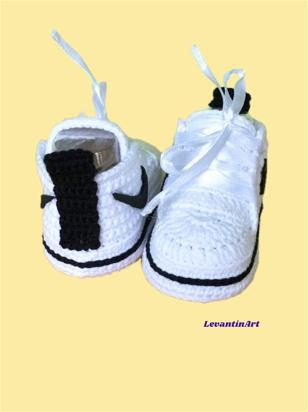 Botosei pentru bebelusi 0-6 luni. Culoare la alegere. Bascheti imitatie Nike. Incaltaminte nou-nascut handmade. LA COMANDA
