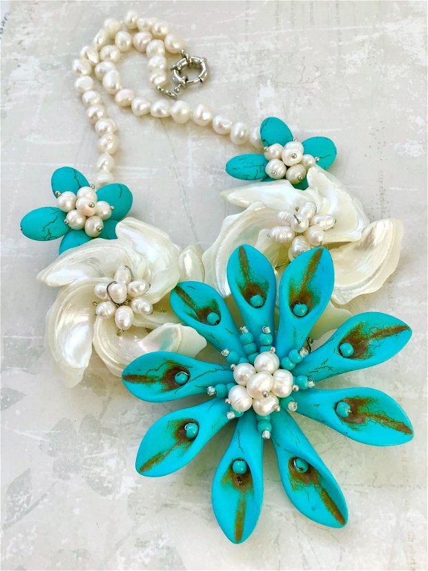Colier perle albe de cultura & flori turcoaz si sidef natural