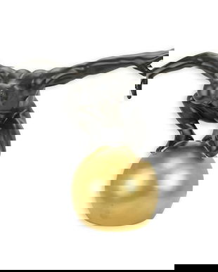 Barbat nud pe o bila-statueta moderna din ceramica