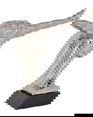 Barbat inclinandu-se-statueta din ceramica