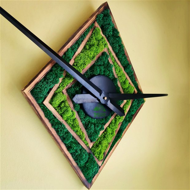 ceas lemn decorat cu licheni "Violeta"