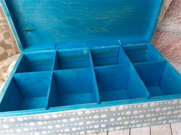 Cutie din lemn, compartimentata pentru darurile de botez