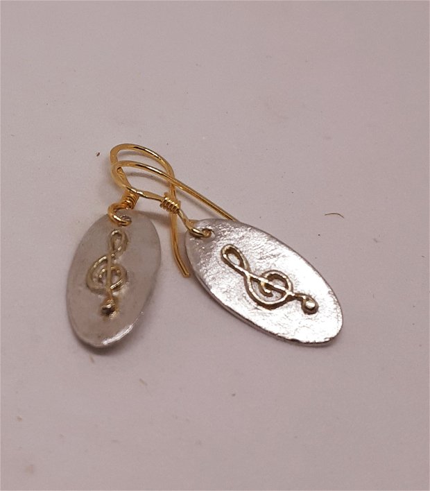 Cercei unicat, din argint pur, ovali, decorati pe ambele parti cu o cheie sol si o nota muzicala, aurite cu  aur de 22k