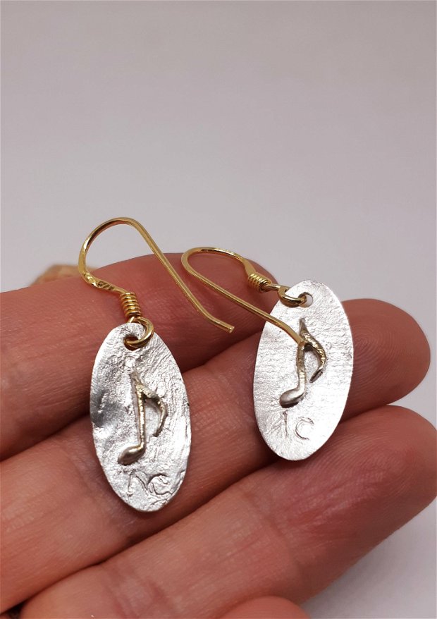 Cercei unicat, din argint pur, ovali, decorati pe ambele parti cu o cheie sol si o nota muzicala, aurite cu  aur de 22k