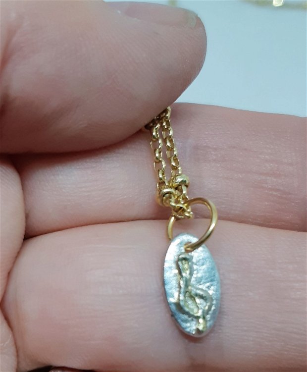 Pandantiv unicat, minimalist, din argint pur, oval, cu o cheie sol aurita cu Aur 22k