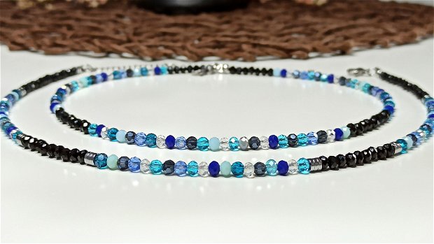 Coliere cu cristale multicolore in nuanțe de albastru, simple sau cu inserție de rondele de hematit argintiu
