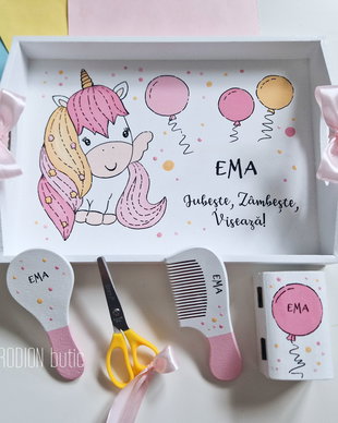 Tava taierea motului unicorn pictata manual personalizata