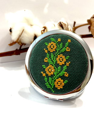 Oglinda dubla cu aplicatie de broderie manuala