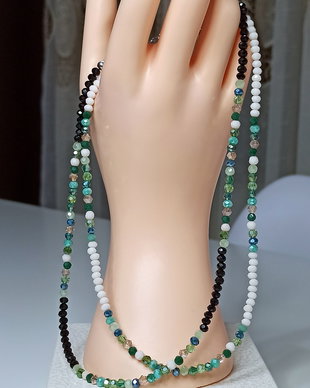 Coliere cu cristale multicolore in nuanțe de verde, coliere delicate.