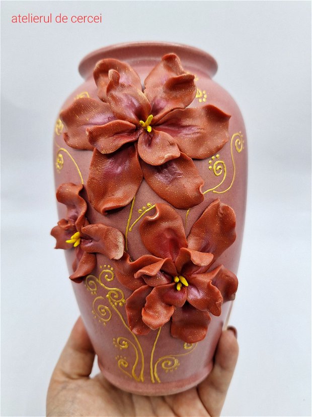 Vaza cu flori modelate