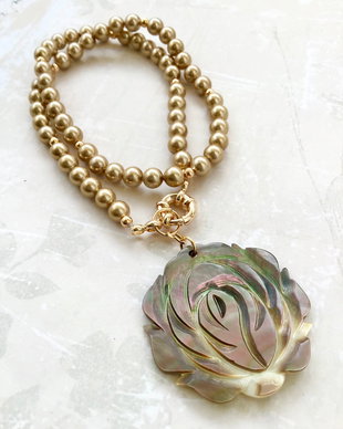 Colier perle de Mallorca & trandafir sidef natural