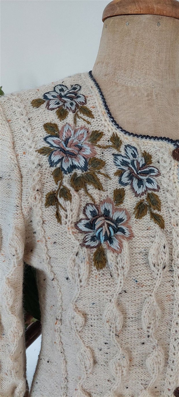 Jacheta Dalia tricotata și brodata manual