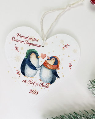 Glob Cuplu de Craciun Personalizat din Lemn - Lovely Penguin Family