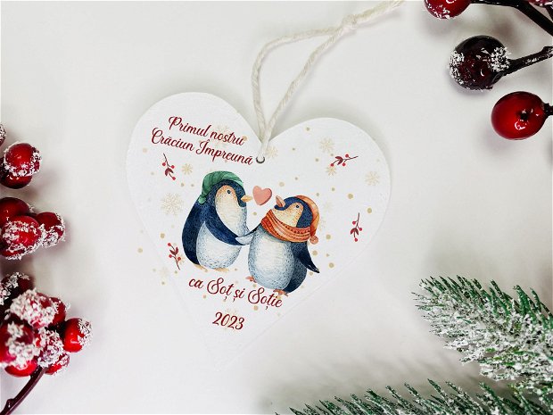 Glob Cuplu de Craciun Personalizat din Lemn - Lovely Penguin Family