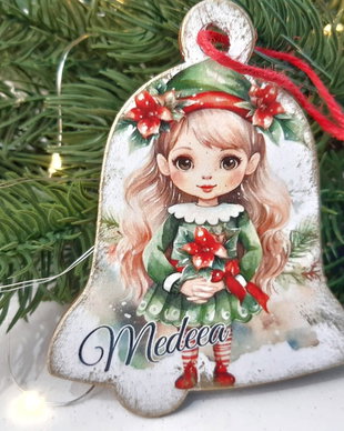 Decoratiune din lemn, in forma de clopotel, personalizata penru bradul de Craciun