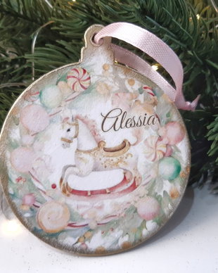 Decoratiune din lemn, in forma de glob, personalizata,pentru pomul de Craciun
