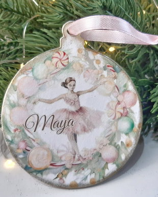 Decoratiune din lemn, in forma de glob, personalizata, pentru bradul de Craciun - balerina