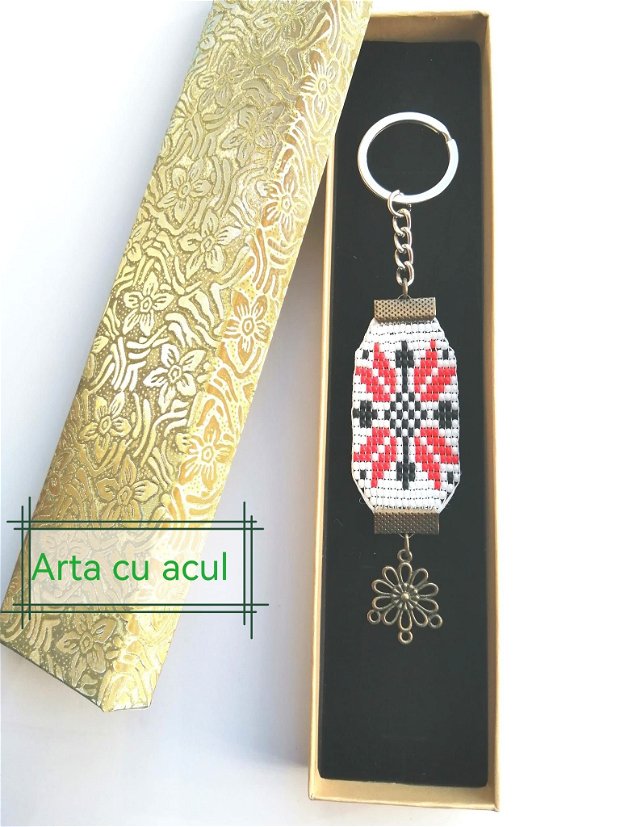 Breloc cu model tradițional românesc țesut manual din margele