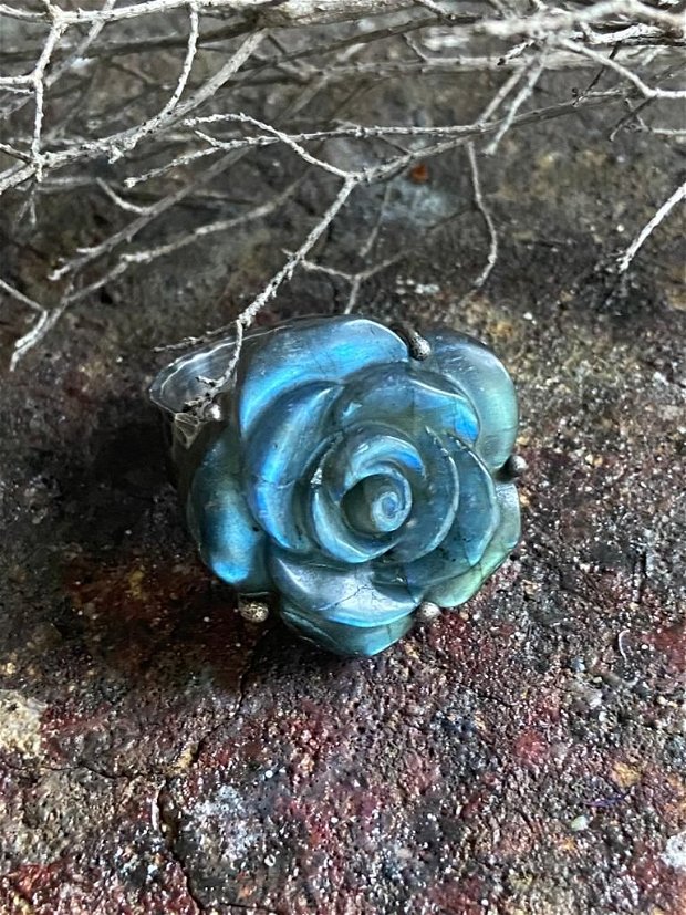 Inel supradimensionat din argint 925 partial oxidat si labradorit sculptat in forma de trandafir