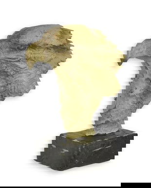 Cap de vultur pe un soclu din rasini