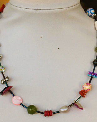 Colier(choker) cu diferite margele semipretioase si din sticla.