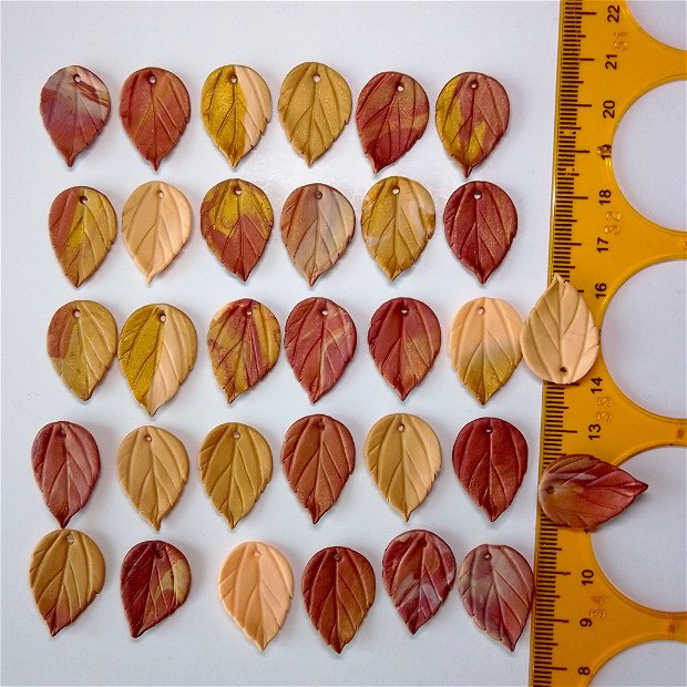 Set 32 frunze maro aurii 2.1 x 1.5 cm