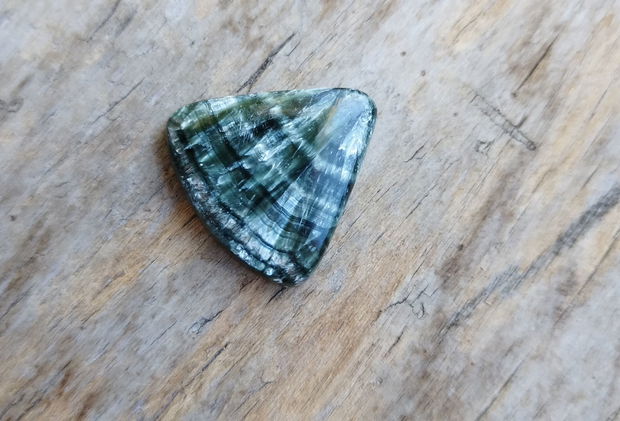 Cabochon serafinit, 24x22x5 mm