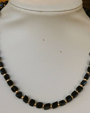 Colier handmade din cipsuri din onix si sfere din sticla aurii