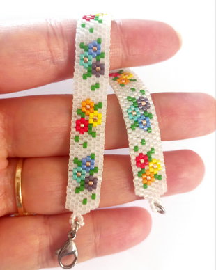 Bratara cu flori model traditional