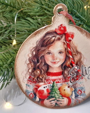 Decoratiune din lemn, in forma de glob, personalizata, pentru pomul de Craciun