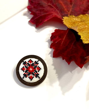 Brosa cu broderie manuala -traditii