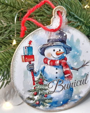 Decoratiune din lemn, in forma de glob, personalizata, pentru bradul de Craciun