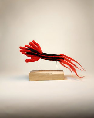 Sculptură textilă abstractă
