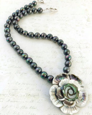 Colier perle de Mallorca negre & floare Paua Shell