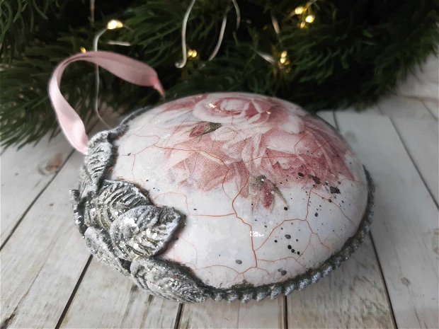 glob decorat manual pentru bradul de Craciun - Christmas pink