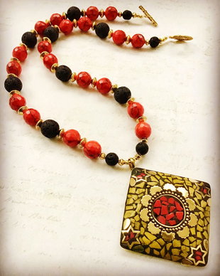 Colier Nepalez Howlit rosu & lava vulcanica neagra