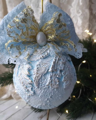 Glob decorat cu pene - decoratiune pentru bradul de Craciun