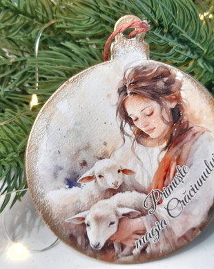 Decoratiune din lemn, in forma de glob, pentru pomul de Craciun