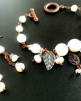 Set alb antichizat  coral si perle de cultura