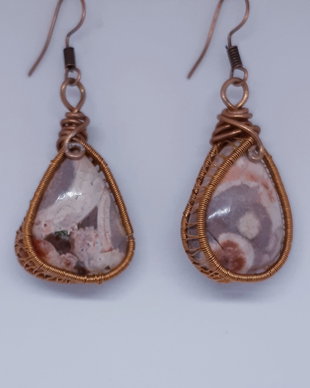 Cercei unicat, in forma de lacrima, cu cabochoane din agate "bird eye" in tesatura de sarma de cupru