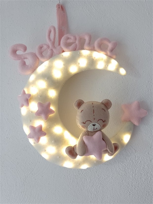 Decoratiune handmade semiluna cu ursulet, personalizata, cu lumini LED pentru camera copilului