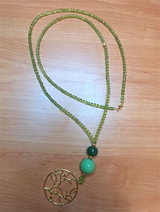 Colier lung verde deschis cu accesorii aurii