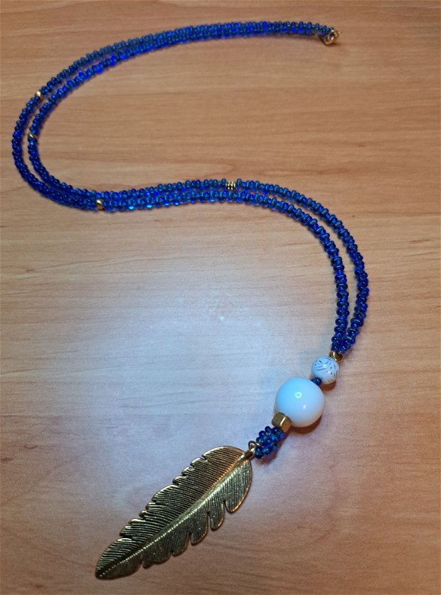 Colier lung albastru cu accesorii aurii