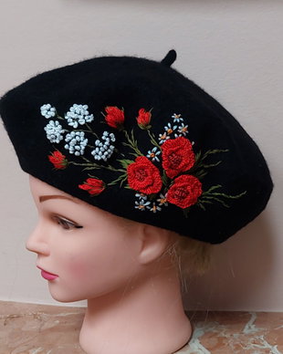 Bereta neagra cu garoafe rosii