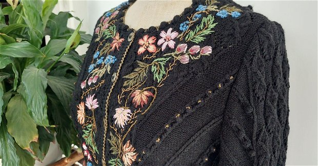 Jacheta Roxanne tricotata și brodata manual