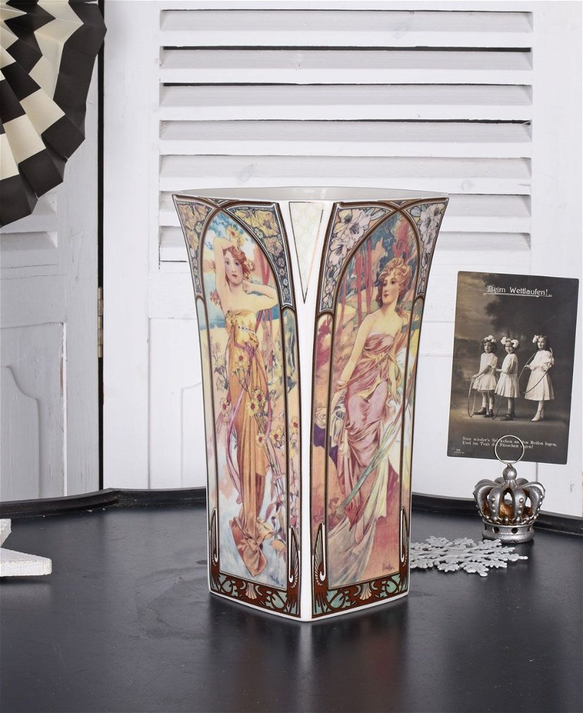 Vaza Art Nouveau din portelan fin cu o femeie