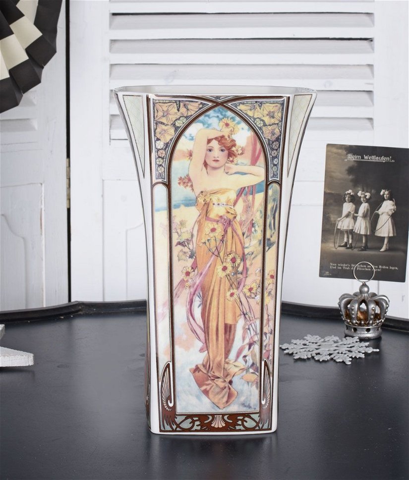 Vaza Art Nouveau din portelan fin cu o femeie