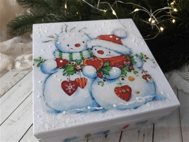Set cadou de Craciun format din cutie si glob, decorate manual