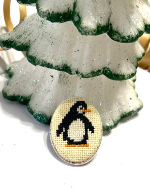 Brosa ovala  cu broderie manuala
