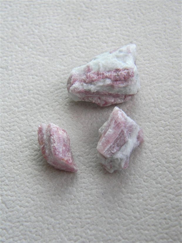 Specimen - turmalina roz (rubelit) (F34-2)